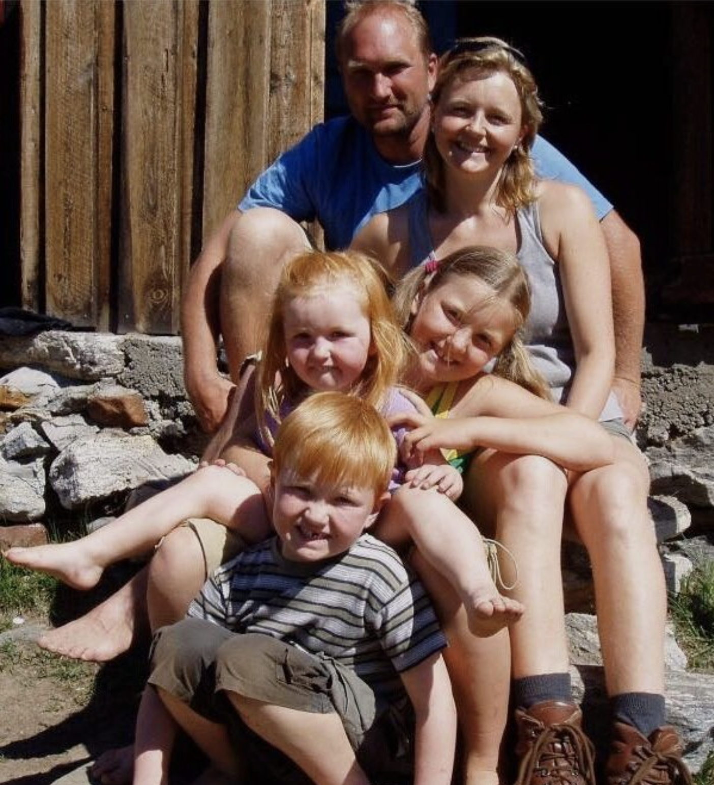 The family Eide. Parents Ingar and Margunn and their three children. Smiling for the camera. 